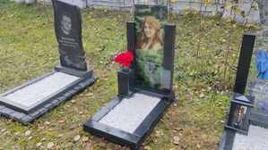 Вертикальный стеклянный памятник с гранитной прямоугольной вазой, вид справа