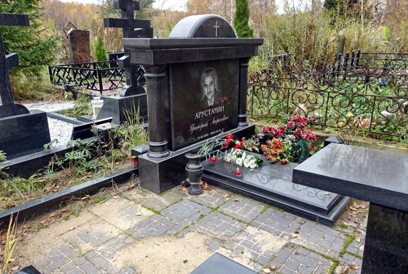 Массивный памятник с аркой из чёрного гранита