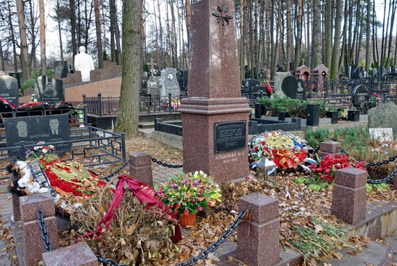 Высокая мемориальная стела из гранита
